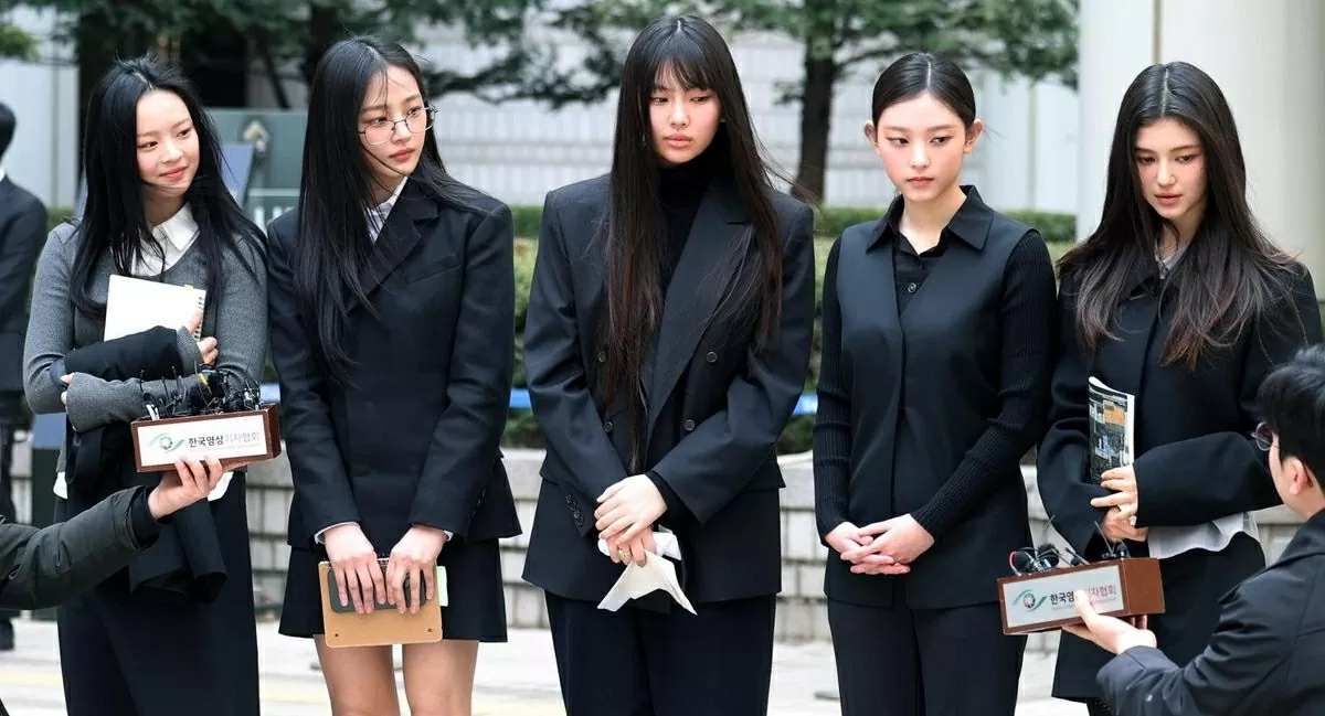 Năm thành viên NewJeans, từ trái sang: Hanni, Minji, Hyein, Haerin và Danielle, trả lời báo chí sau phiên tòa ngày 7/3 tại Tòa án Trung tâm quận Seoul liên quan đến yêu cầu của Ador về việc cấm nhóm ký hợp đồng quảng bá độc lập. (Ảnh: Newsis) Năm thành viên NewJeans, từ trái sang: Hanni, Minji, Hyein, Haerin và Danielle, trả lời báo chí sau phiên tòa ngày 7/3 tại Tòa án Trung tâm quận Seoul liên quan đến yêu cầu của Ador về việc cấm nhóm ký hợp đồng quảng bá độc lập. (Ảnh: Newsis)