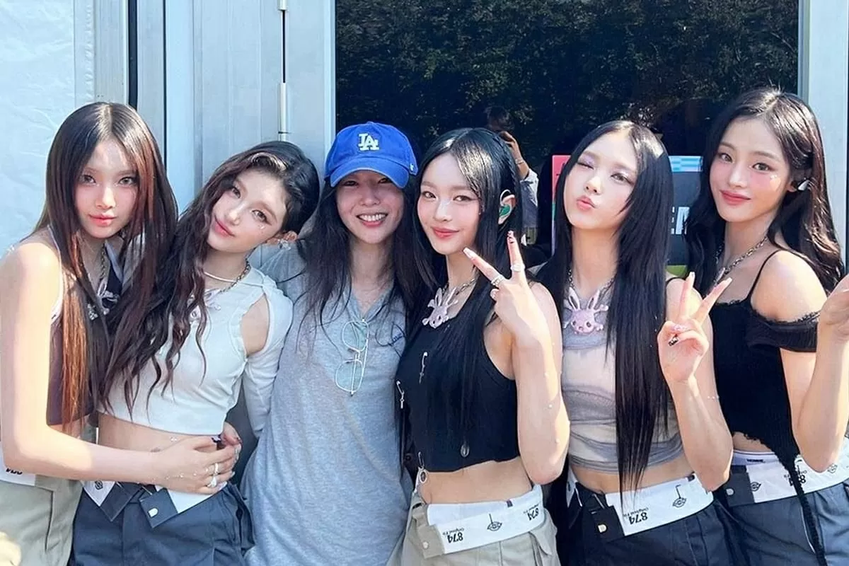 Từ trái sang: các thành viên NewJeans gồm Hyein, Danielle, cựu CEO Ador Min Hee-jin, Hanni, Haerin và Minji. (Ảnh chụp màn hình từ Instagram)