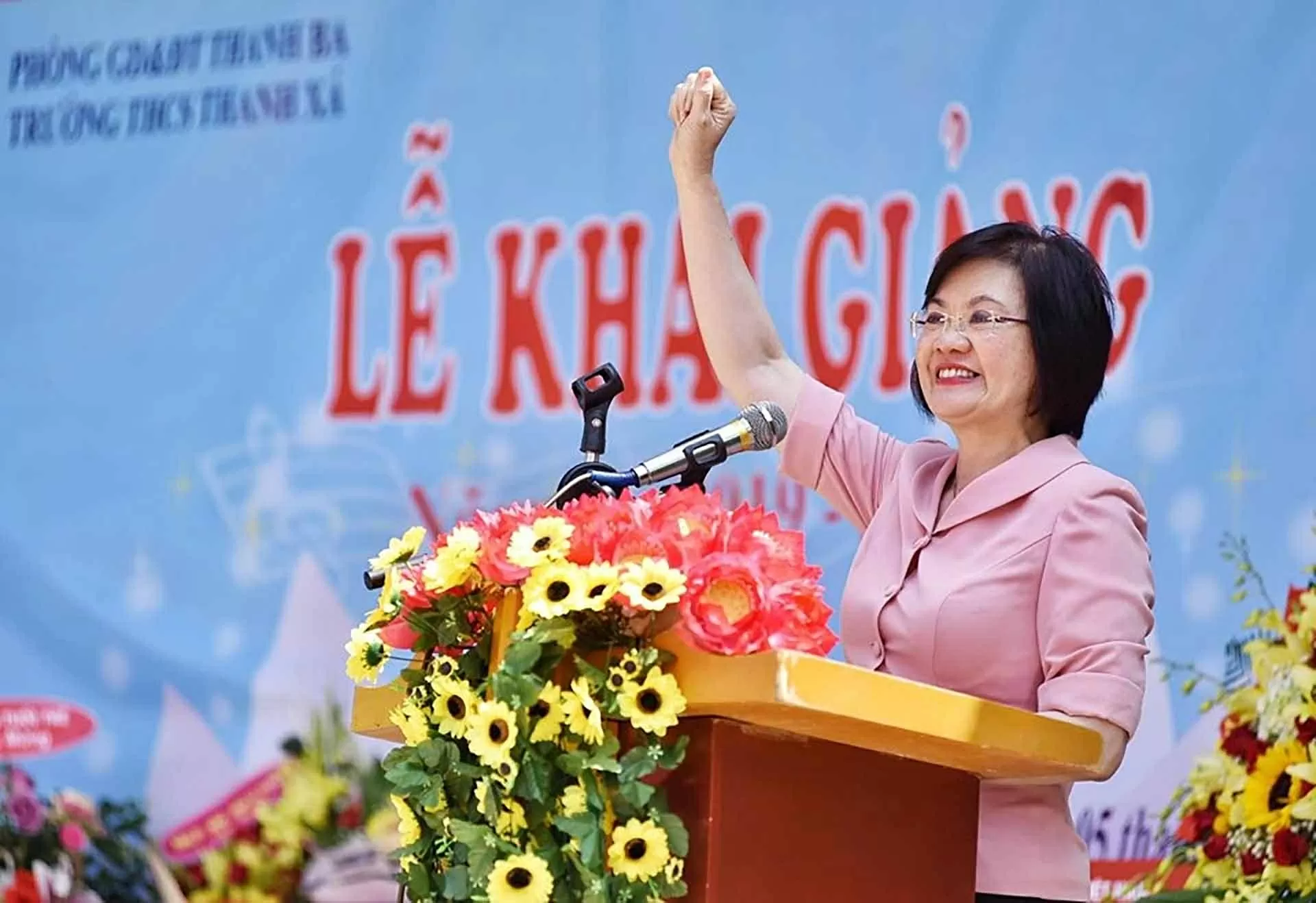 Dự lễ khai giảng ở ngôi trường nghèo xã Thanh Xá, huyện Thanh Ba, tỉnh Phú Thọ (cũ), Đại sứ Nguyễn Thị Nguyệt Nga động viên các em học sinh quyết tâm học tập để có một tương lai tốt đẹp. (Ảnh: Nguyễn Hồng) Dự lễ khai giảng ở ngôi trường nghèo xã Thanh Xá, huyện Thanh Ba, tỉnh Phú Thọ (cũ), Đại sứ Nguyễn Thị Nguyệt Nga động viên các em học sinh quyết tâm học tập để có một tương lai tốt đẹp. (Ảnh: Nguyễn Hồng)