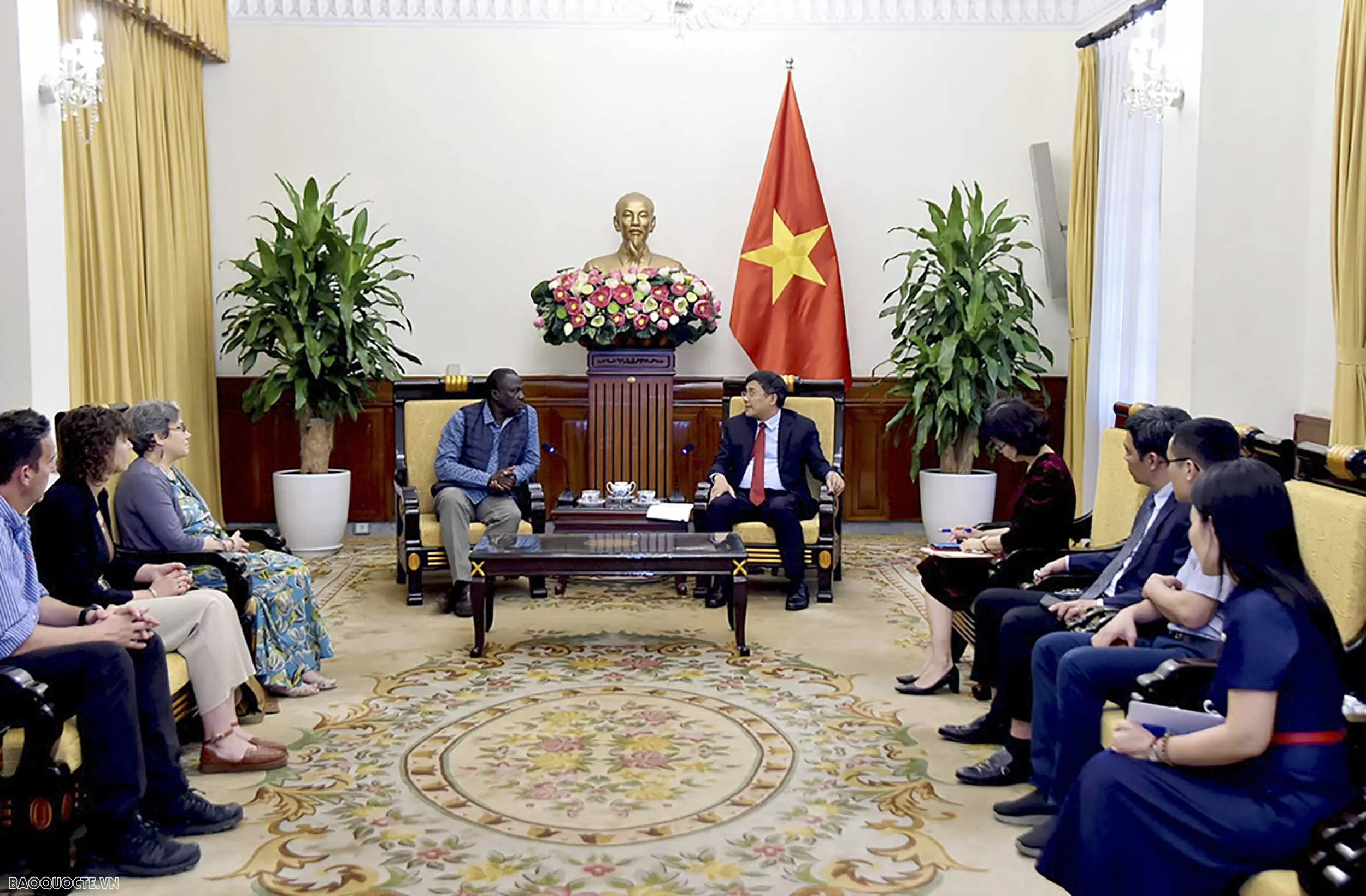 Việt Nam – UNESCO – ICOMOS tăng cường hợp tác bảo tồn Hoàng Thành Thăng Long Tăng cường hợp tác với Trung tâm Di sản thế giới UNESCO, ICOMOS xây dựng Hồ sơ phục dựng Chính điện Kính Thiên