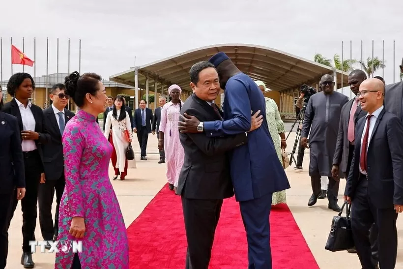 Chủ tịch Quốc hội Senegal El Malick Ndiaye tiễn Chủ tịch Quốc hội Trần Thanh Mẫn và Phu nhân tại sân bay quốc tế Blaise Diagne, thủ đô Dakar. (Nguồn: TTXVN)
