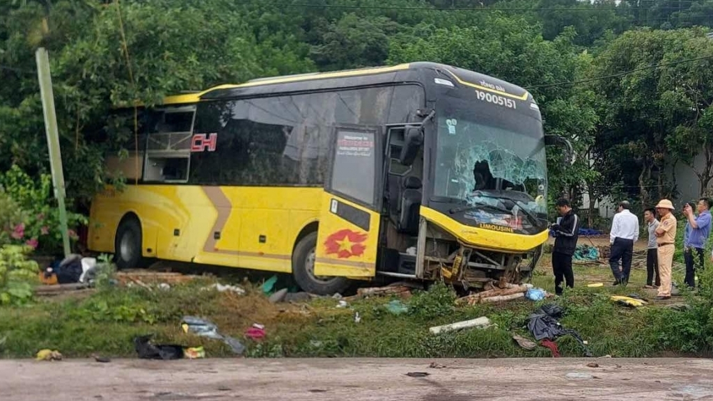 Vụ tai nạn giao thông đặc biệt nghiêm trọng lật xe khách tại Hà Tĩnh