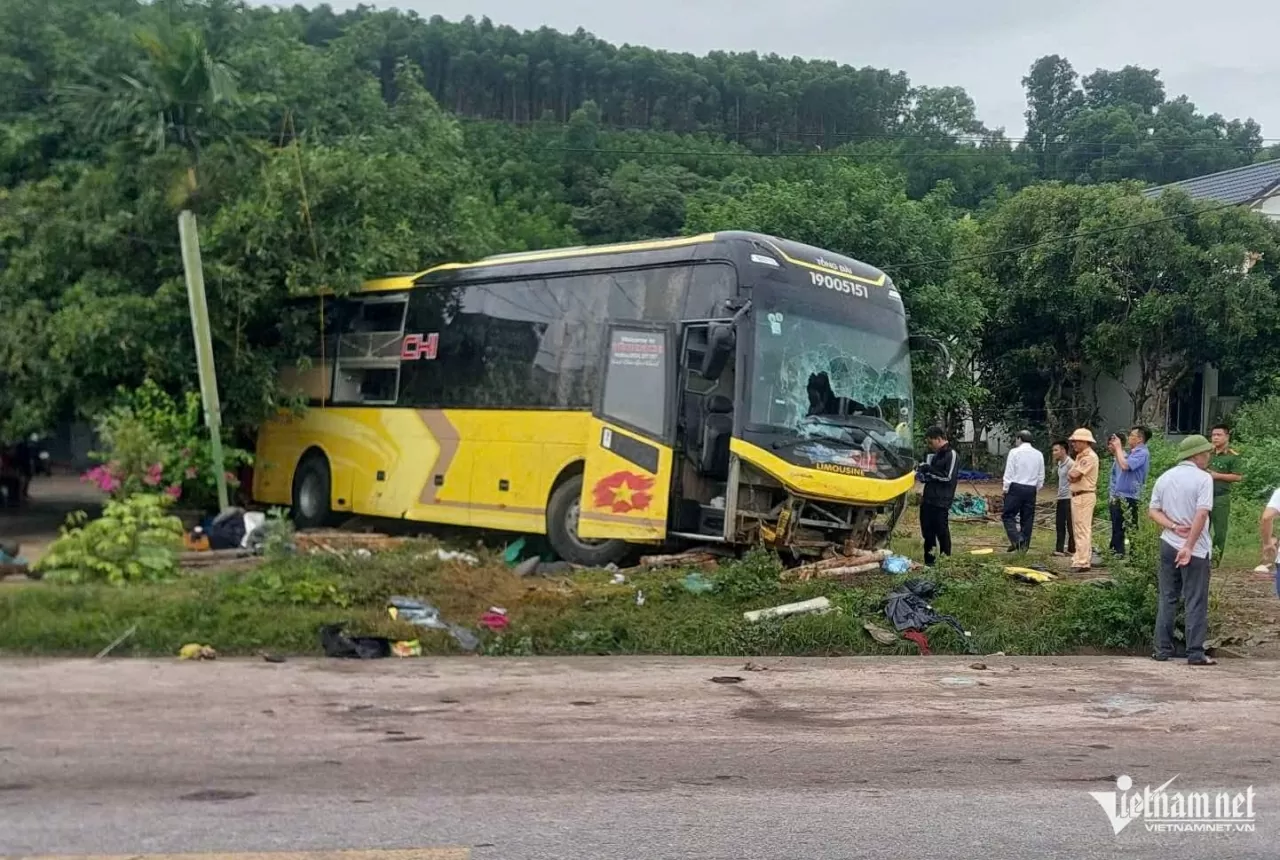 Vụ tai nạn giao thông đặc biệt nghiêm trọng lật xe khách tại Hà Tĩnh Vụ tai nạn giao thông đặc biệt nghiêm trọng lật xe khách tại Hà Tĩnh