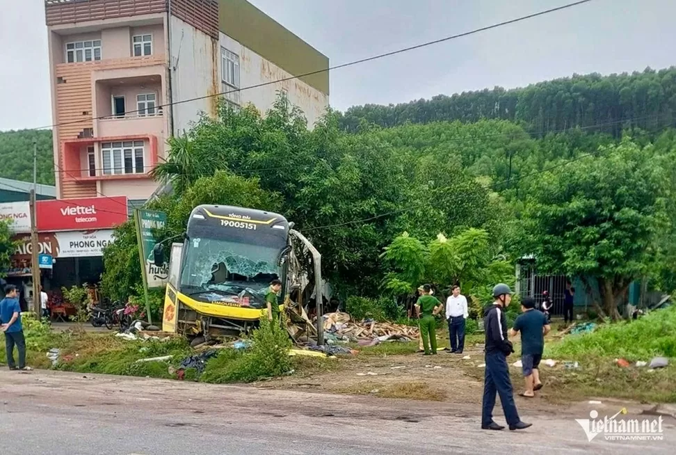 Vụ tai nạn giao thông đặc biệt nghiêm trọng lật xe khách tại Hà Tĩnh Vụ tai nạn giao thông đặc biệt nghiêm trọng lật xe khách tại Hà Tĩnh