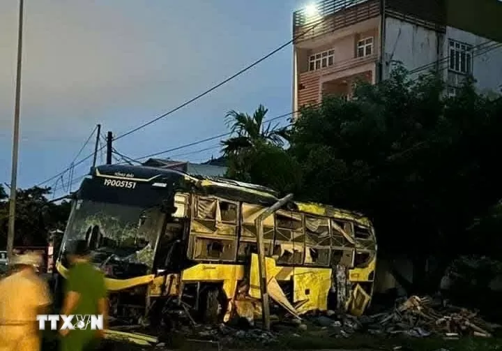 Vụ tai nạn giao thông đặc biệt nghiêm trọng lật xe khách tại Hà Tĩnh Vụ tai nạn giao thông đặc biệt nghiêm trọng lật xe khách tại Hà Tĩnh