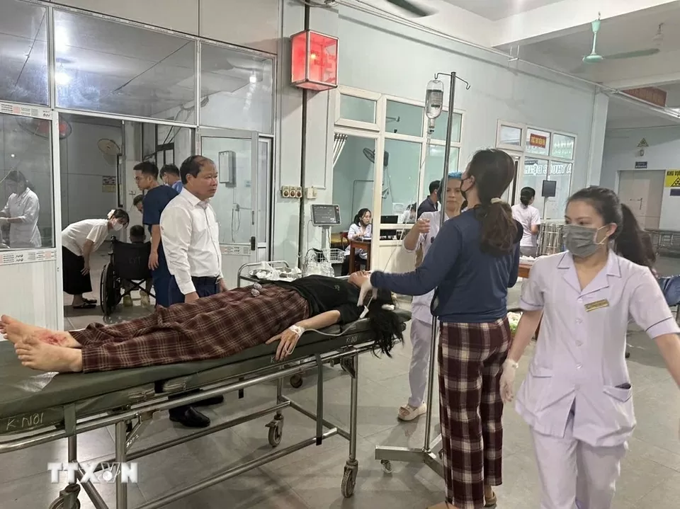 Vụ tai nạn giao thông đặc biệt nghiêm trọng lật xe khách tại Hà Tĩnh