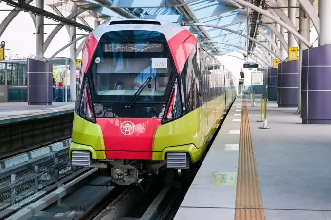 Tàu chạy trên tuyến đường sắt trên cao tuyến Nhổn - ga Hà Nội dịp khai trương tháng 8/2024. Ảnh: Giang Huy