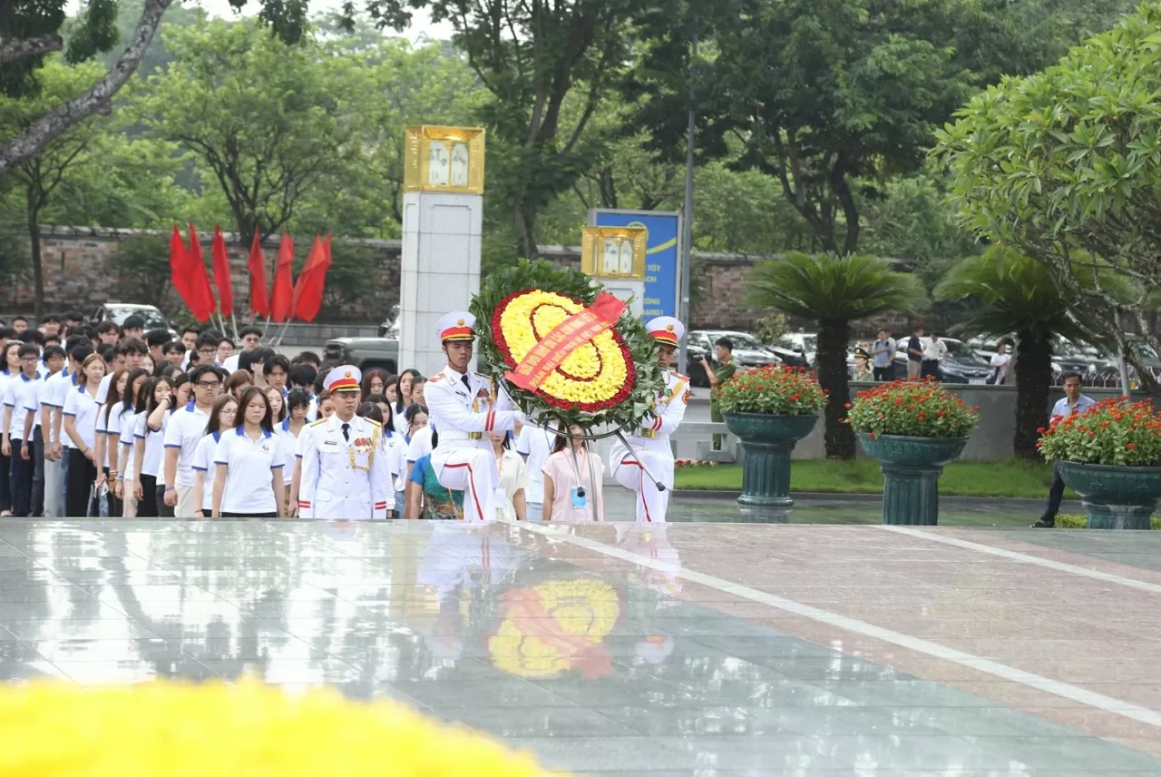 Cùng ngày đoàn Trại hè Việt Nam 2025 đến dâng hoa tưởng tại Đài tưởng niệm các Anh hùng liệt sĩ. (Ảnh: Thành Long)