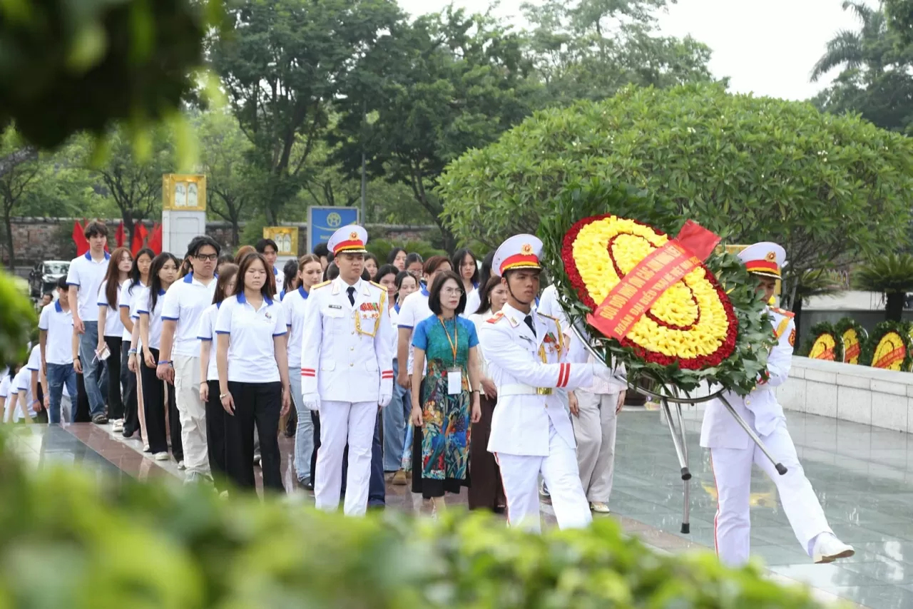 Bà Ngô Thị Thanh Mai, Phó Chủ nhiệm Ủy ban Nhà nước về người Việt Nam ở nước ngoài đại diện thắp nén hương tưởng niệm tại Đài tưởng niệm các Anh hùng liệt sĩ.
