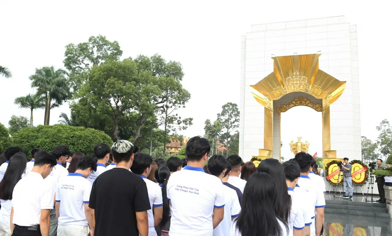Đoàn Trại hè Việt Nam dành phút mặc niệm tưởng nhớ chiến công của các Anh hùng liệt sĩ. (Ảnh: Thành Long) Đoàn Trại hè Việt Nam dành phút mặc niệm tưởng nhớ chiến công của các Anh hùng liệt sĩ. (Ảnh: Thành Long)