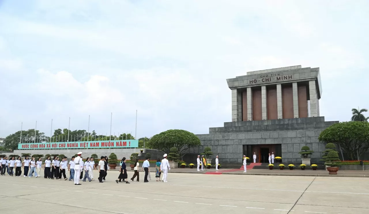 Sáng 25/7, thanh niên, sinh viên tham gia Trại hè Việt Nam 2025 đến viếng Lăng Chủ tịch Hồ Chí Minh. (Ảnh: Thành Long)