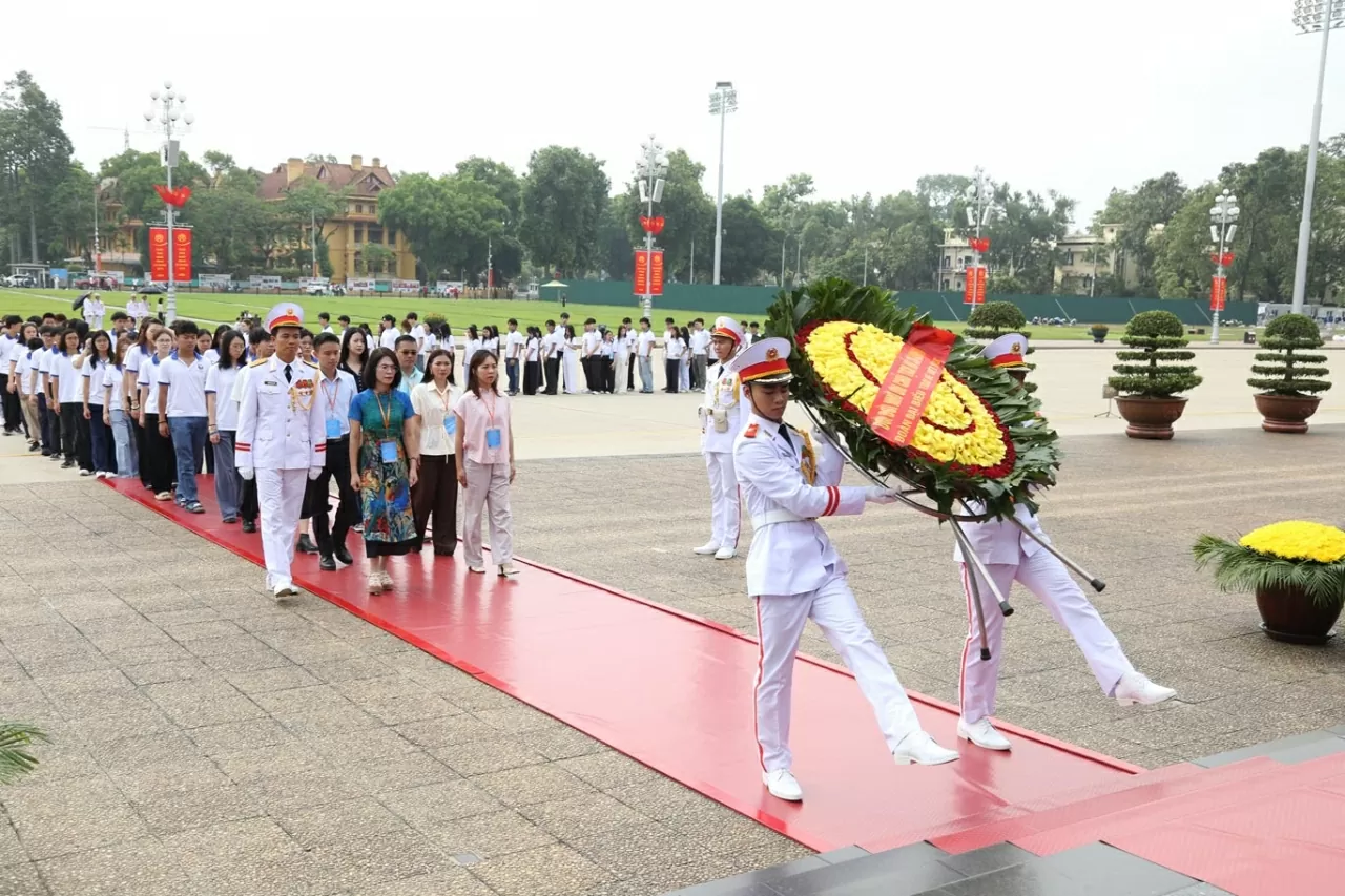 Bà Ngô Thị Thanh Mai, Phó Chủ nhiệm Ủy ban Nhà nước về người Việt Nam ở nước ngoài đã dẫn đầu đoàn vào viếng Lăng. (Ảnh: Thành Long) Bà Ngô Thị Thanh Mai, Phó Chủ nhiệm Ủy ban Nhà nước về người Việt Nam ở nước ngoài đã dẫn đầu đoàn vào viếng Lăng. (Ảnh: Thành Long)