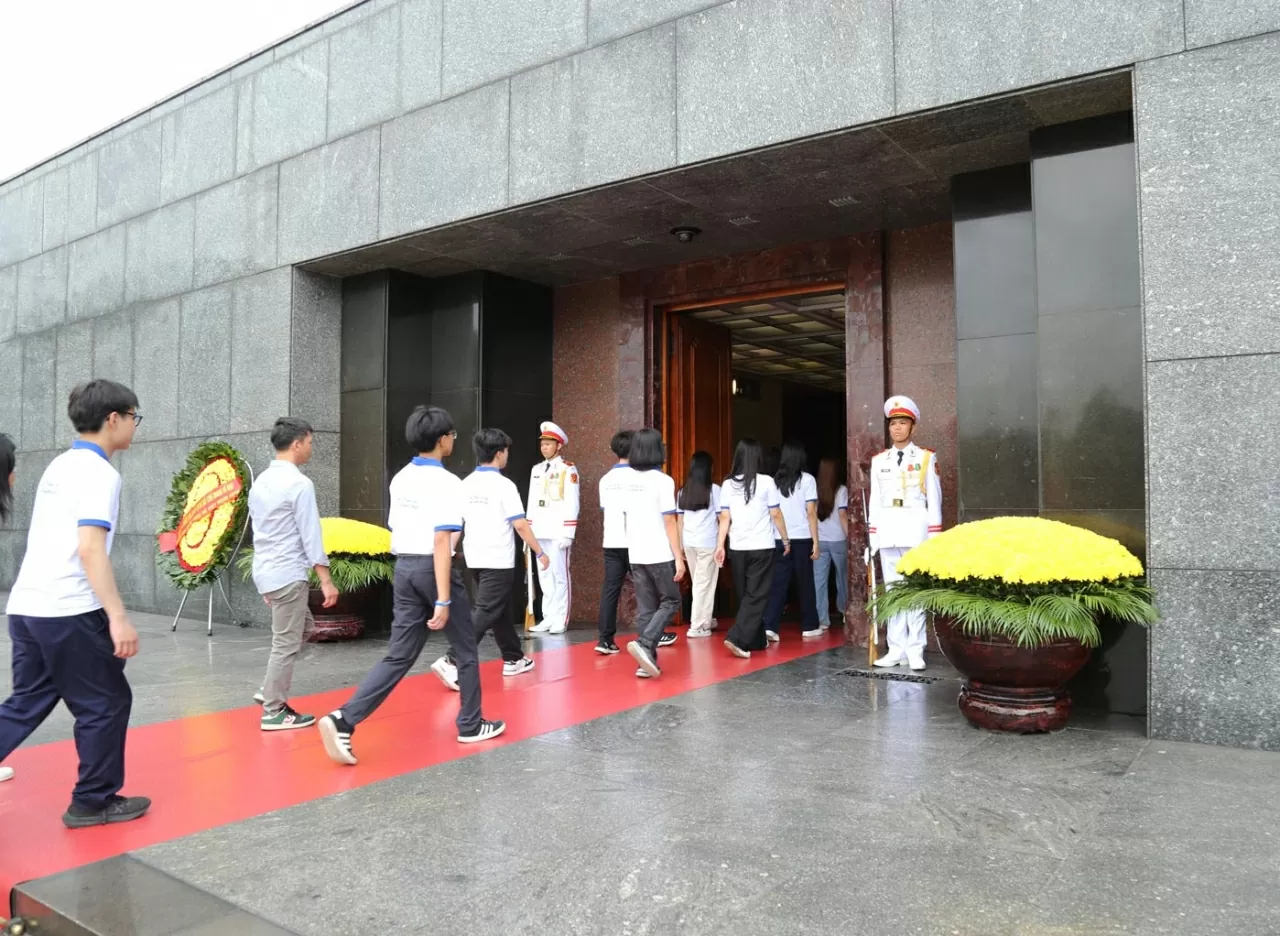 110 kiều bào trẻ đến từ 31 quốc gia và vùng lãnh thổ đã đến đã đến đặt vòng hoa, vào Lăng viếng Chủ tịch Hồ Chí Minh. (Ảnh: Thành Long)