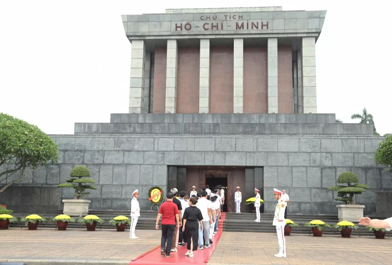 Trong không khí trang nghiêm, Đoàn thanh niên, sinh viên kiều bào xếp hàng ngay ngắn, bày tỏ lòng biết ơn vô hạn, thành kính tưởng nhớ công lao to lớn của Chủ tịch Hồ Chí Minh. (Ảnh: Thành Long)