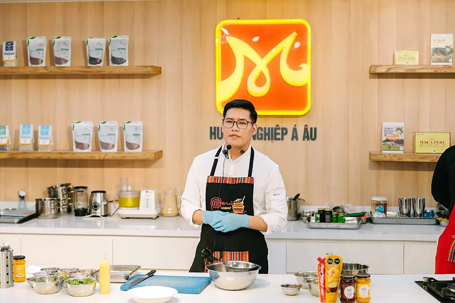 Đầu bếp Pier López Mendizabal trổ tài nấu nướng tại Tuần lễ ẩm thực Peru tại Hà Nội. (Nguồn: Đại sứ quán Peru tại Việt Nam)