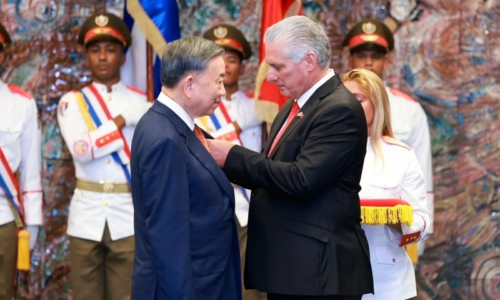 Bí thư Thứ nhất, Chủ tịch nước Cuba Miguel Diaz-Canel Bermudez trao huân chương cho Tổng Bí thư, Chủ tịch nước Tô Lâm trong chuyến thăm cấp Nhà nước tới Cuba, tháng 9/2024. (Nguồn: TTXVN)