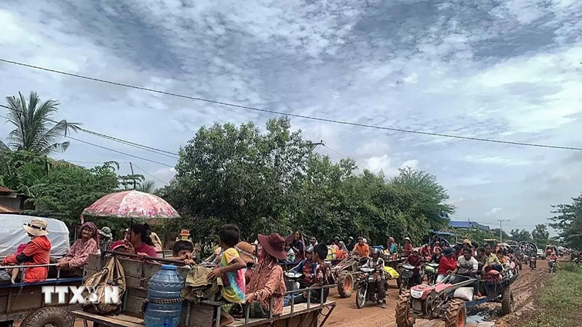 Người dân sơ tán khỏi tỉnh biên giới Oddar Meanchey thuộc Campuchia, sau khi căng thẳng diễn ra khu vực biên giới giữa Thái Lan và Campuchia. (Nguồn: TTXVN)