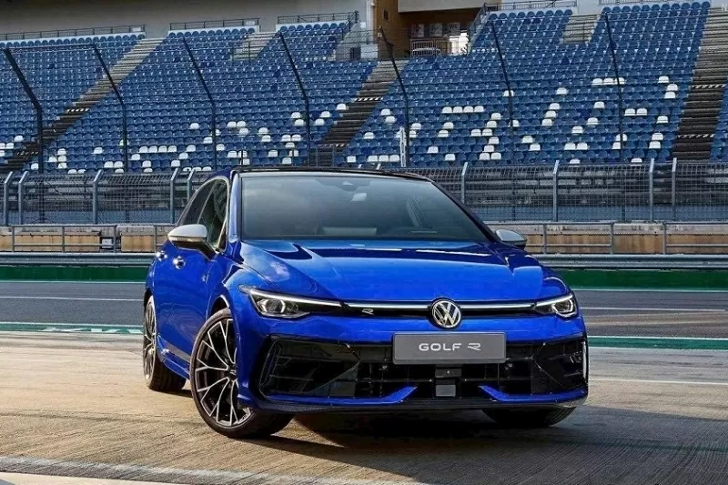Volkswagen Golf được định vị ở phân khúc hatchback hạng C nhưng thực tế, kích thước của mẫu xe này chỉ nhỉnh hơn hạng B một chút. Cụ thể, xe dài 4.282mm, rộng 1.789mm, cao 1.478mm và có chiều dài cơ sở đạt 2.636mm