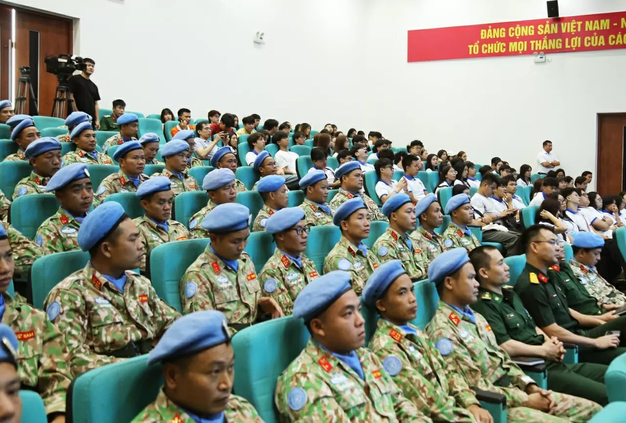 Buổi tọa đàm giữa các kiều bào trẻ với với cán bộ, chiến sĩ Cục Gìn giữ hòa bình Việt Nam. (Ảnh: Thành Long) Buổi tọa đàm giữa các kiều bào trẻ với với cán bộ, chiến sĩ Cục Gìn giữ hòa bình Việt Nam. (Ảnh: Thành Long)