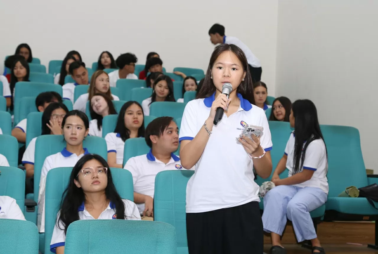 Kiều bào Đinh Tâm Đan đặt những câu hỏi cho các chiến sĩ của Cục Gìn giữ hòa bình Việt Nam. (Ảnh: Thành Long)