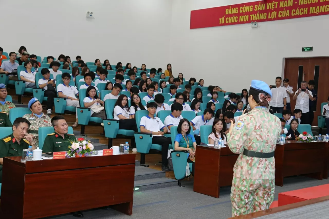 Chiến sĩ của Cục Gìn giữ hòa bình Việt Nam giải đáp những thắc mắc của các bạn trẻ kiều bào. (Ảnh: Thành Long)