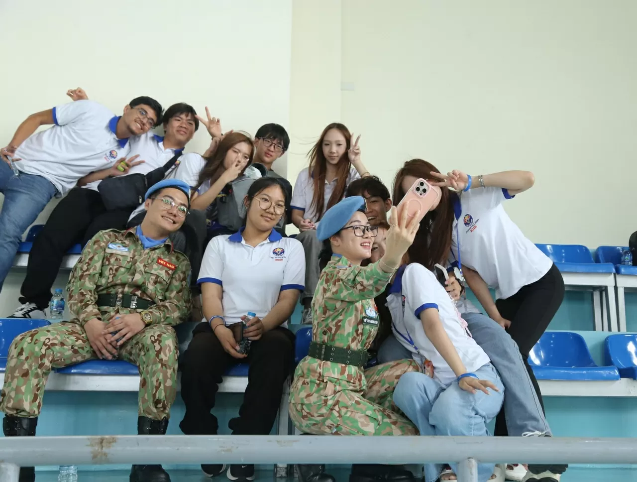 Kìều bào trẻ giao lưu cùng các chiến sĩ của Cục Gìn giữ hòa bình Việt Nam. (Ảnh: Thành Long)