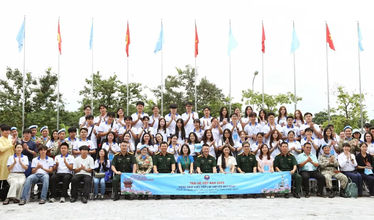 Đoàn Trại hè Việt Nam chụp bức ảnh lưu niệm với Cục Gìn giữ hòa bình Việt Nam. (Ảnh: Thành Long)