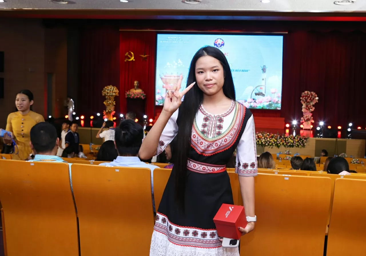 Em Trần Linh Chi, kiều bào từ Bulgari trả lời phỏng vấn Báo TG&VN. (Ảnh: Thành Long)