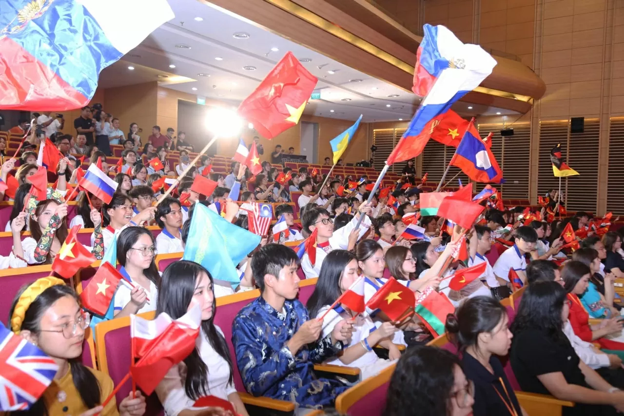 Các đại biểu kiều bào nhiệt tình cổ vũ cho lễ Bế mạc. (Ảnh: Thành Long) Các đại biểu kiều bào nhiệt tình cổ vũ cho lễ Bế mạc. (Ảnh: Thành Long)