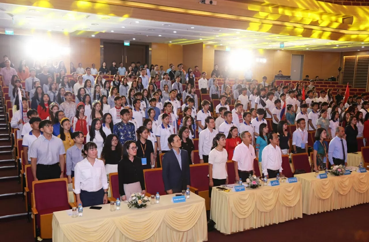 Các đại biểu thực hiện nghi thức Chào cờ trước khi bắt đầu Chương trình. (Ảnh: Thành Long)