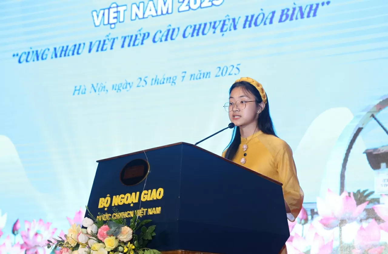 Em Đặng Minh Tâm đến từ Ba Lan đại diện 110 kiều bào phát biểu cảm ơn chương trình Trại hè Việt Nam. (Ảnh: Thành Long) Em Đặng Minh Tâm đến từ Ba Lan đại diện 110 kiều bào phát biểu cảm ơn chương trình Trại hè Việt Nam. (Ảnh: Thành Long)