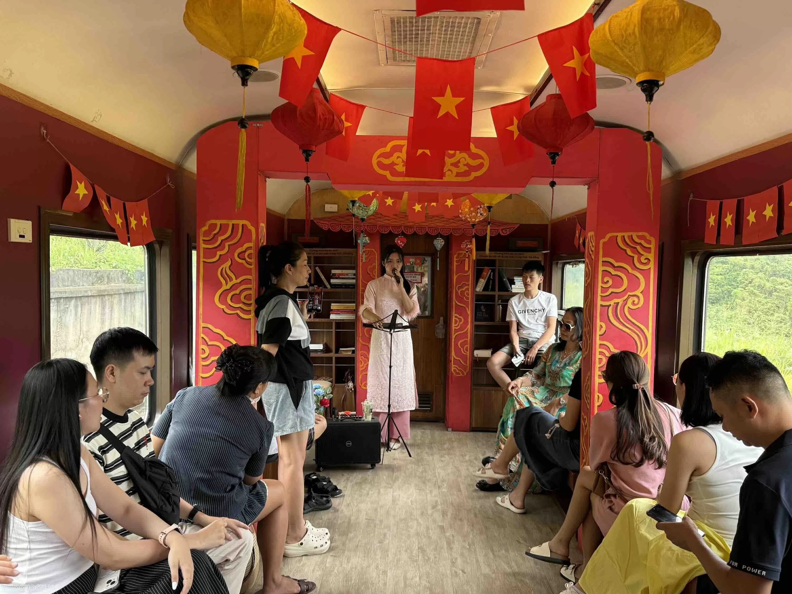 Chuyến tàu di sản Đà Nẵng - Huế: Hành trình ngược thời gian đến miền đất cố đô Chuyến tàu di sản Đà Nẵng Huế: Hành trình ngược thời gian đến miền đất cố đô