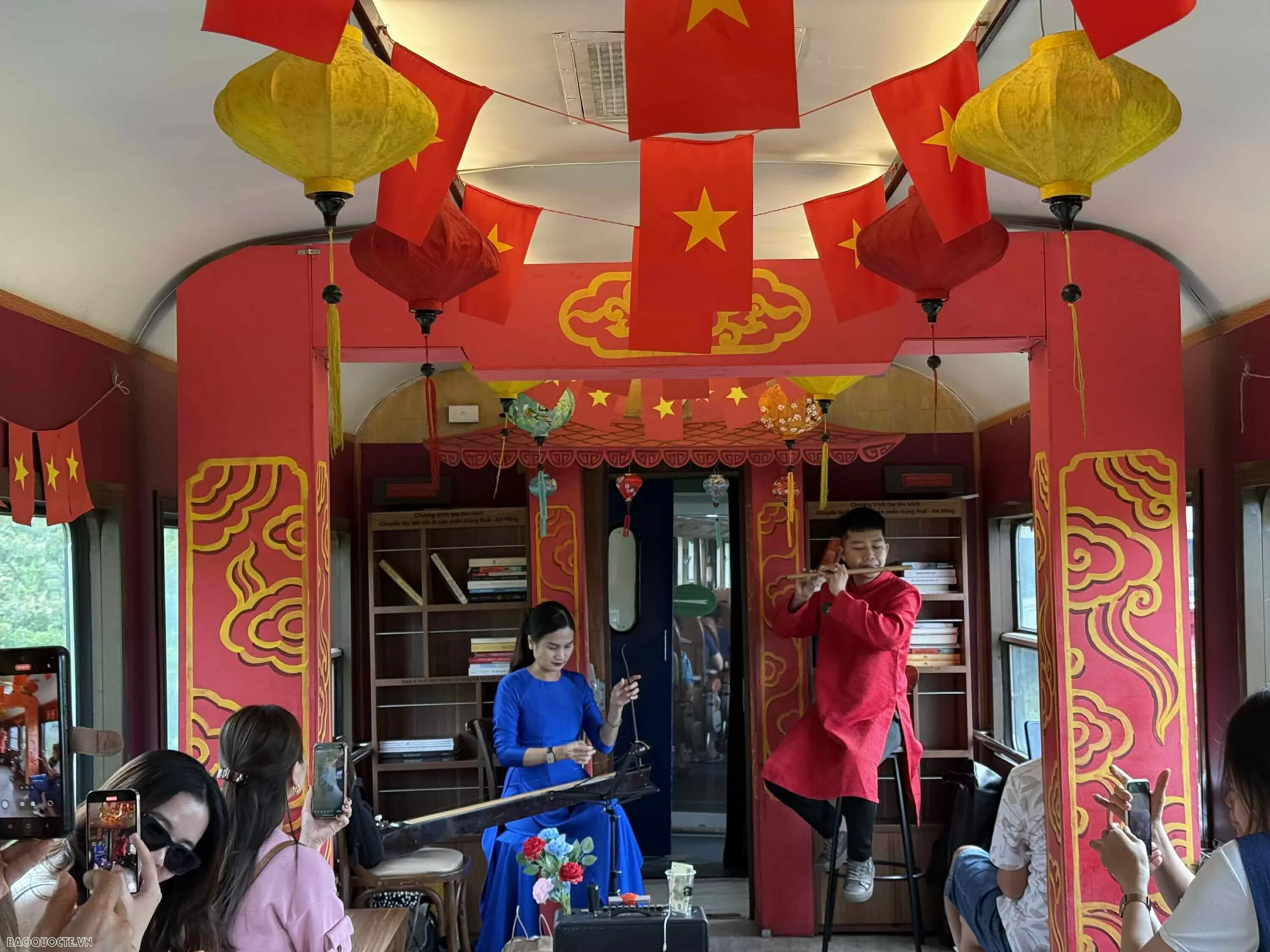 Chuyến tàu di sản Đà Nẵng - Huế: Hành trình ngược thời gian đến miền đất cố đô Chuyến tàu di sản Đà Nẵng - Huế: Hành trình ngược thời gian đến miền đất cố đô