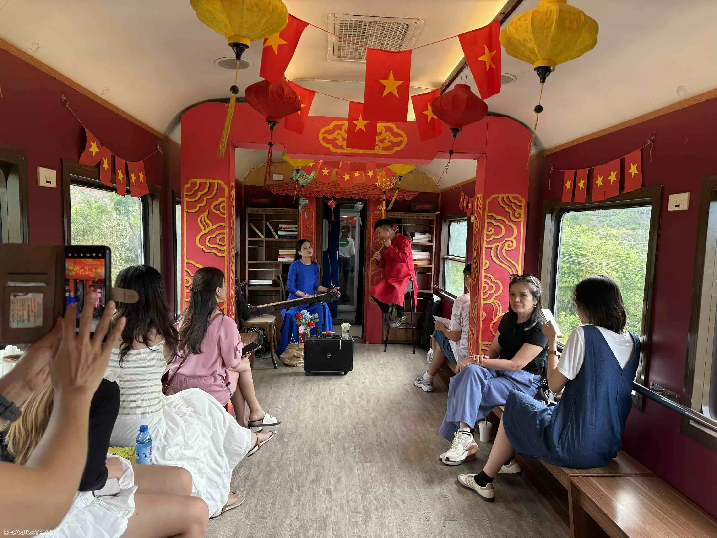 Chuyến tàu di sản Đà Nẵng - Huế: Hành trình ngược thời gian đến miền đất cố đô Chuyến tàu di sản Đà Nẵng Huế: Hành trình ngược thời gian đến miền đất cố đô