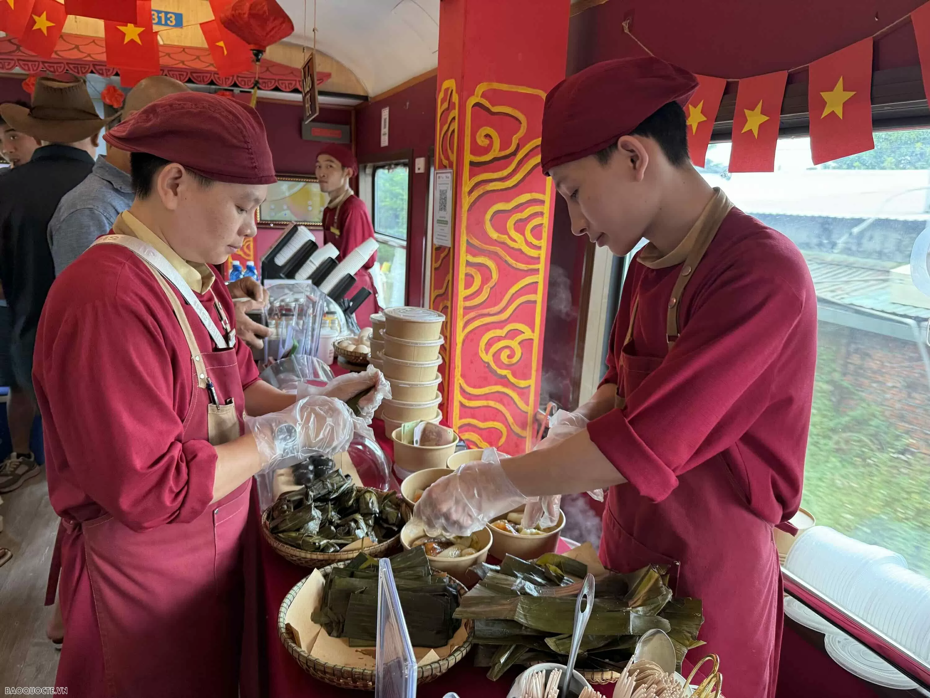 Chuyến tàu di sản Đà Nẵng - Huế: Hành trình ngược thời gian đến miền đất cố đô Chuyến tàu di sản Đà Nẵng Huế: Hành trình ngược thời gian đến miền đất cố đô