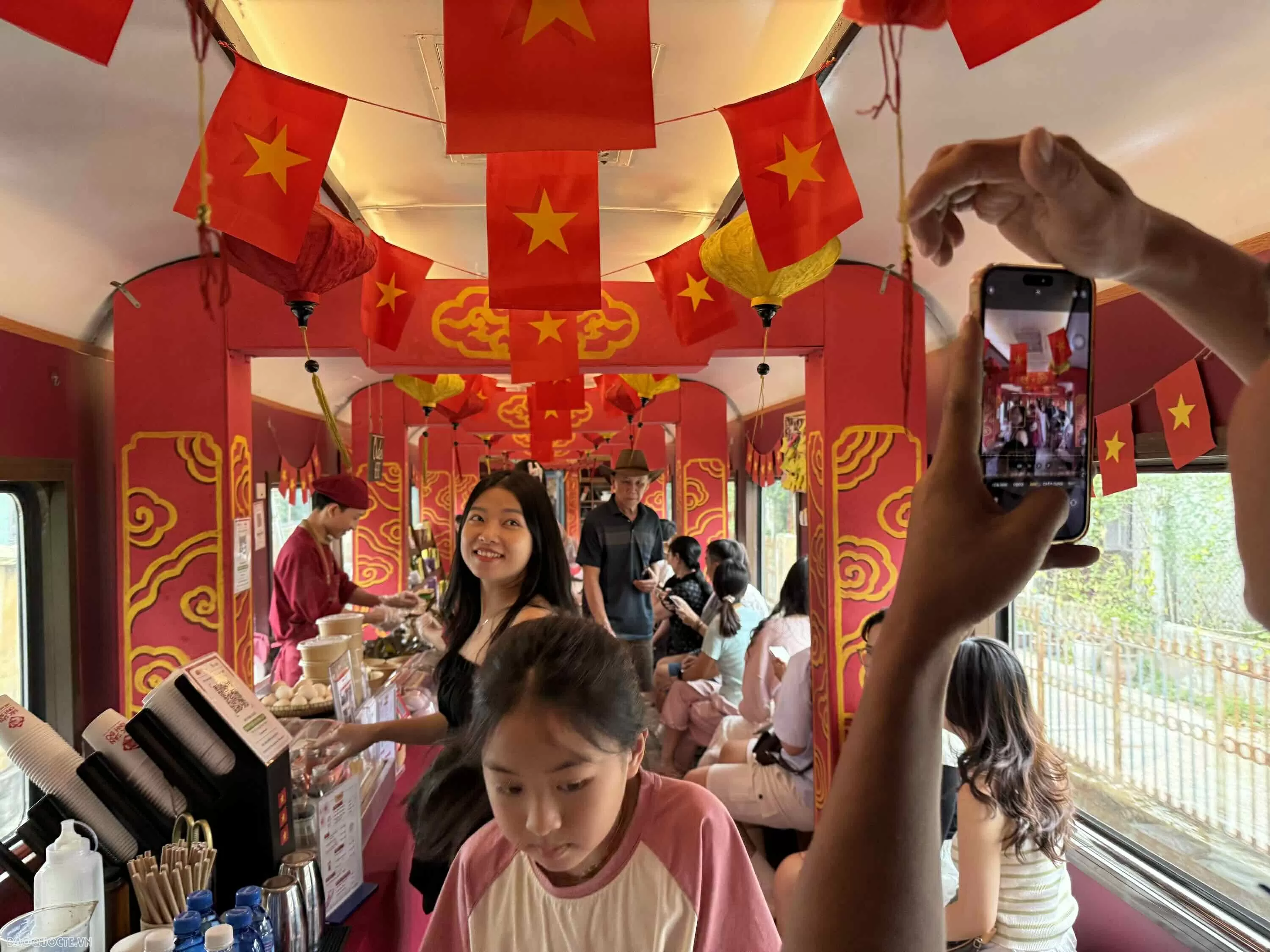 Chuyến tàu di sản Đà Nẵng - Huế: Hành trình ngược thời gian đến miền đất cố đô Chuyến tàu di sản Đà Nẵng Huế: Hành trình ngược thời gian đến miền đất cố đô