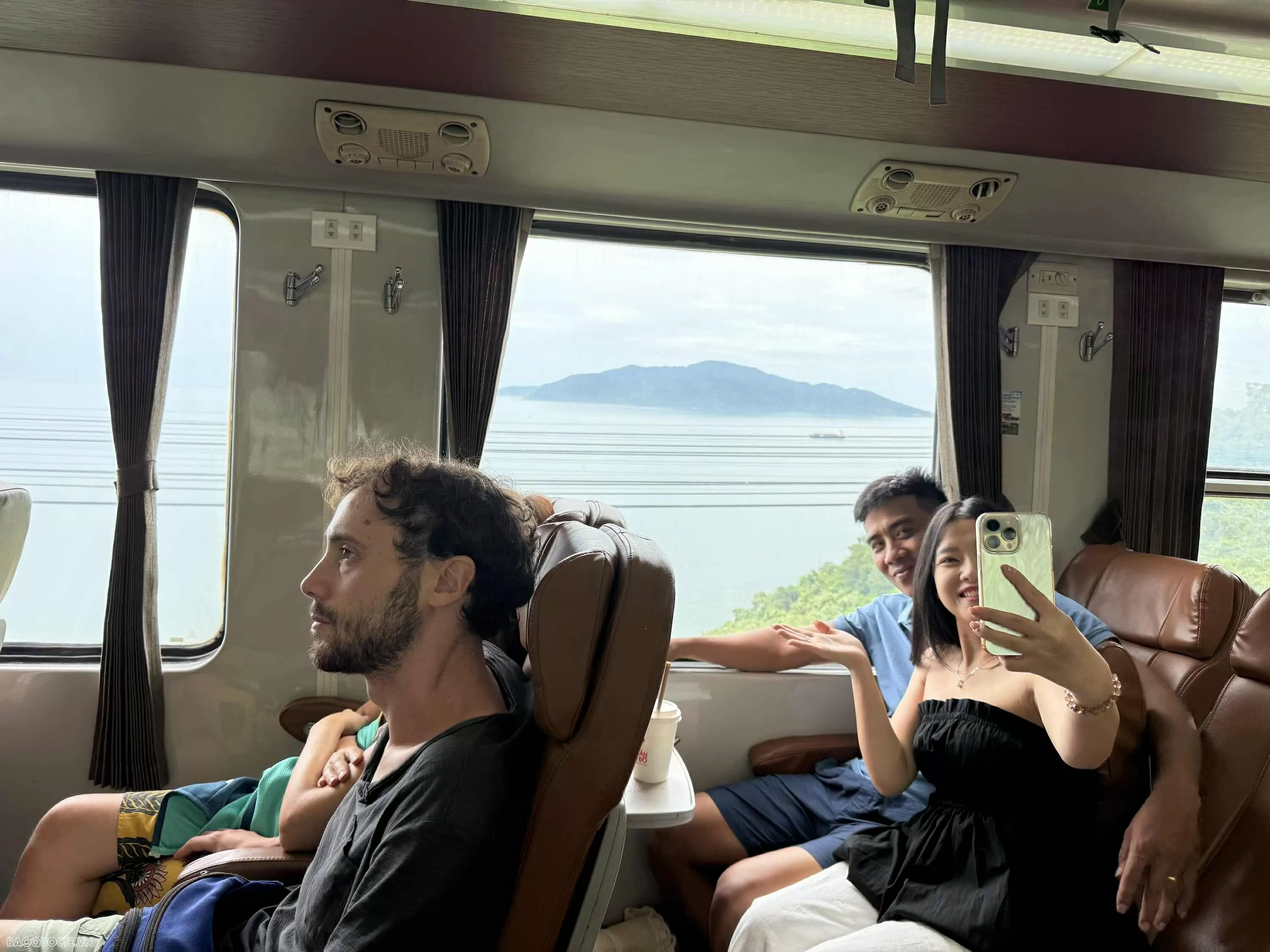 Chuyến tàu di sản Đà Nẵng - Huế: Hành trình ngược thời gian đến miền đất cố đô Chuyến tàu di sản Đà Nẵng - Huế: Hành trình ngược thời gian đến miền đất cố đô