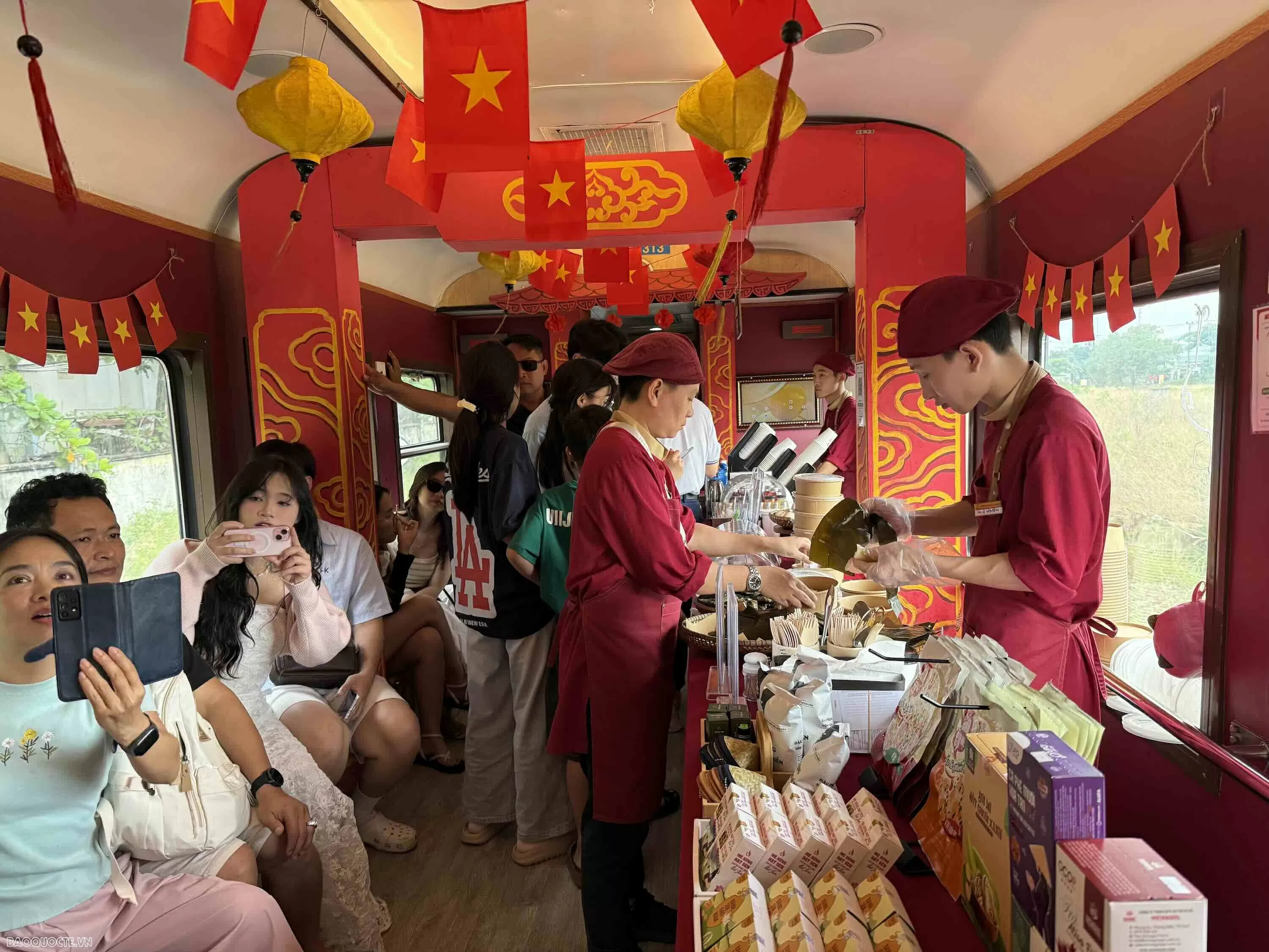 Chuyến tàu di sản Đà Nẵng - Huế: Hành trình ngược thời gian đến miền đất cố đô Chuyến tàu di sản Đà Nẵng Huế: Hành trình ngược thời gian đến miền đất cố đô