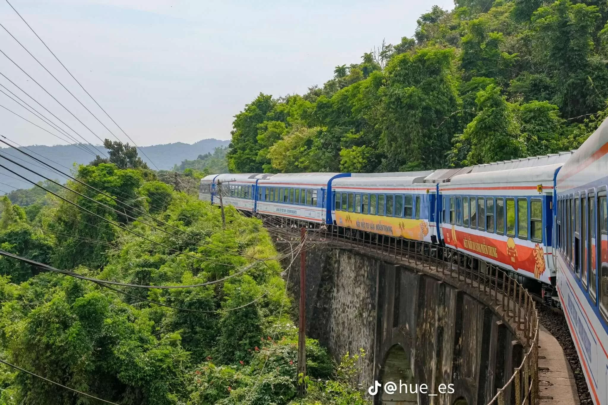 Chuyến tàu di sản Đà Nẵng - Huế: Hành trình ngược thời gian đến miền đất cố đô Chuyến tàu di sản Đà Nẵng Huế: Hành trình ngược thời gian đến miền đất cố đô