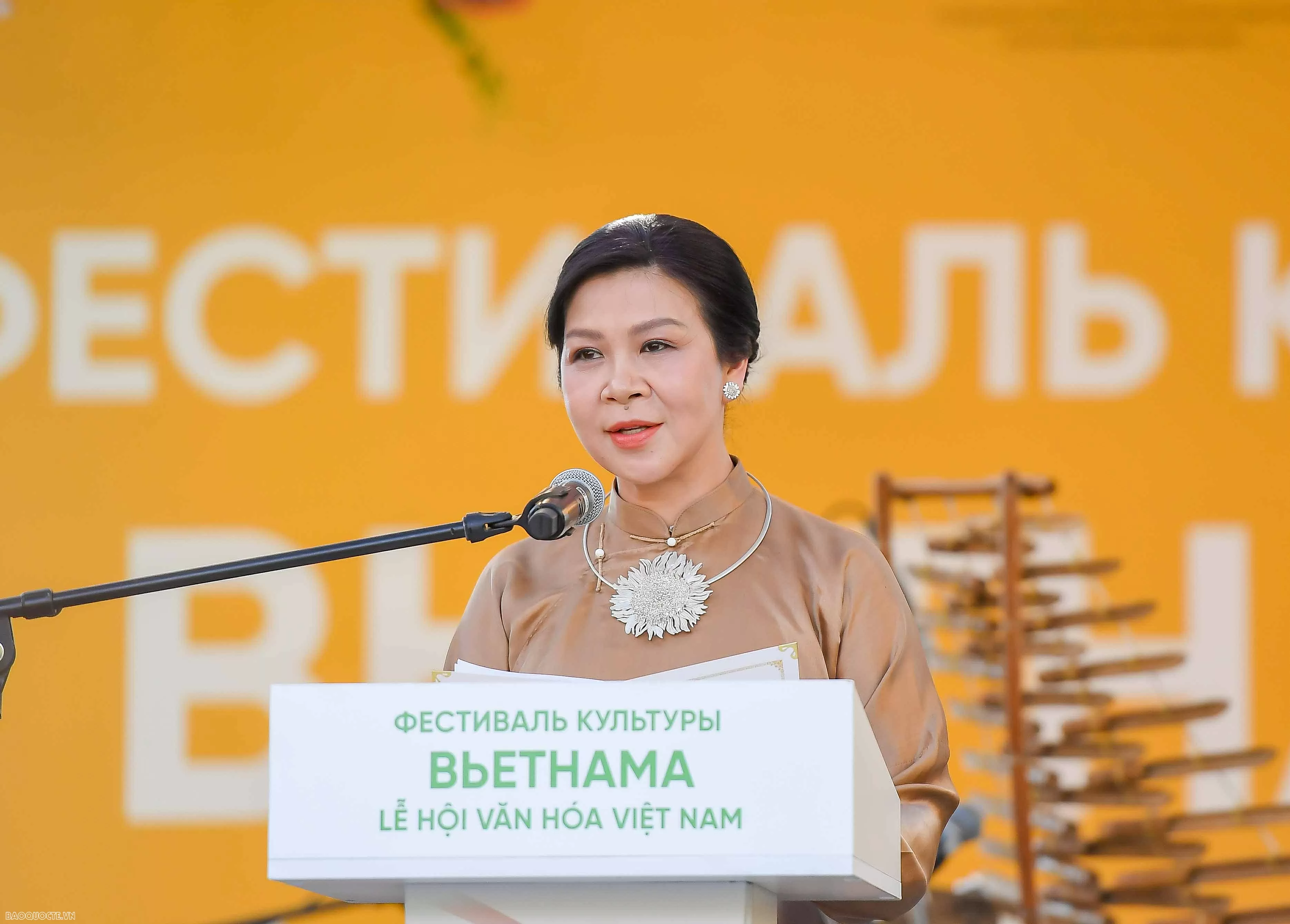 Phu nhân Ngô Phương Ly và bạn bè Nga xem múa rối nước, thưởng thức cốm, cafe Việt Nam giữa Quảng trường Đỏ