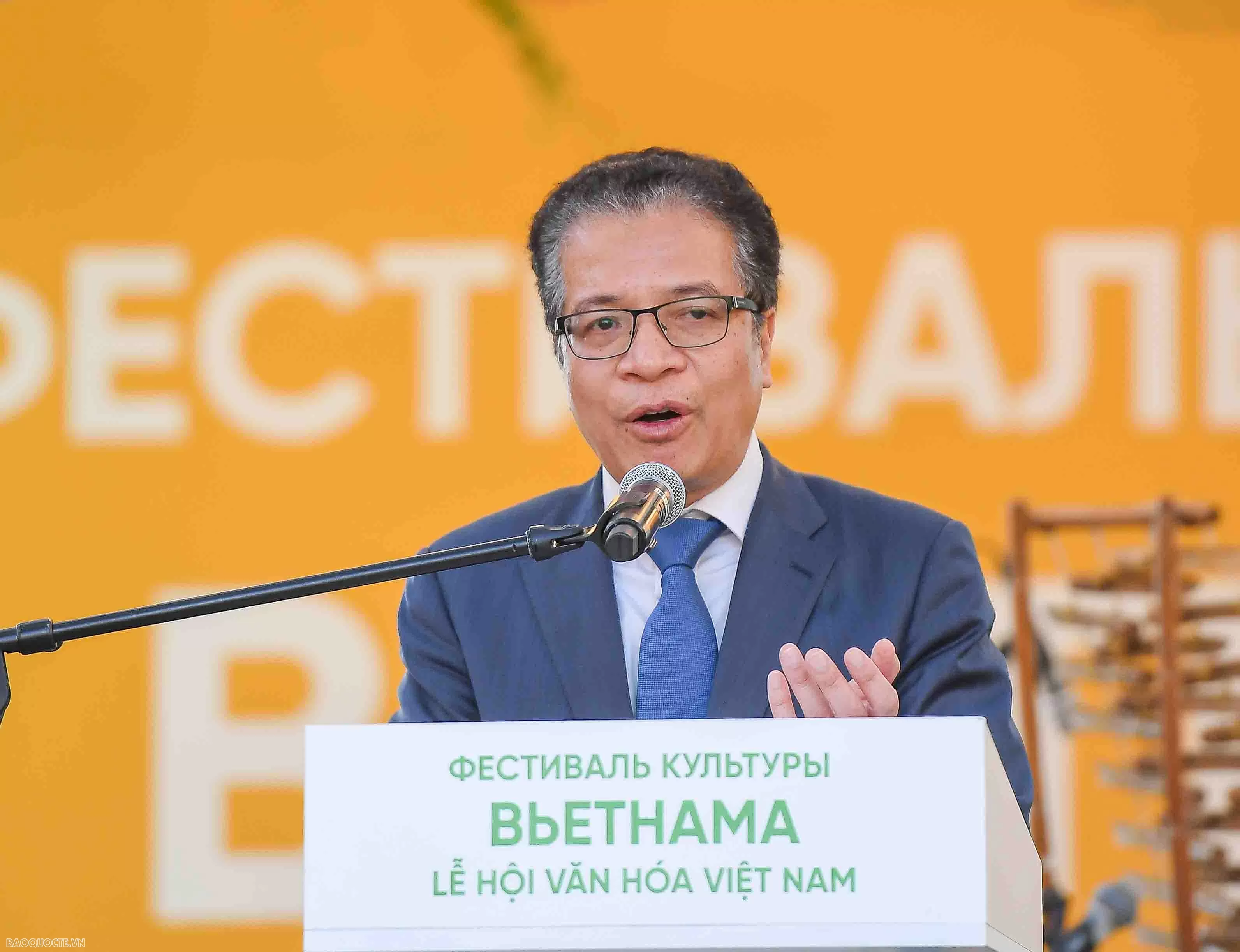 Phu nhân Ngô Phương Ly và bạn bè Nga xem múa rối nước, thưởng thức cốm, cafe Việt Nam giữa Quảng trường Đỏ