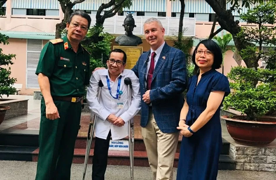 Đại sứ Karl Van Den Bossche thăm và tặng quà cho nạn nhân chất độc da cam tại TP. Hồ Chí Minh Đại sứ Karl Van Den Bossche thăm và tặng quà cho nạn nhân chất độc da cam tại TP. Hồ Chí Minh