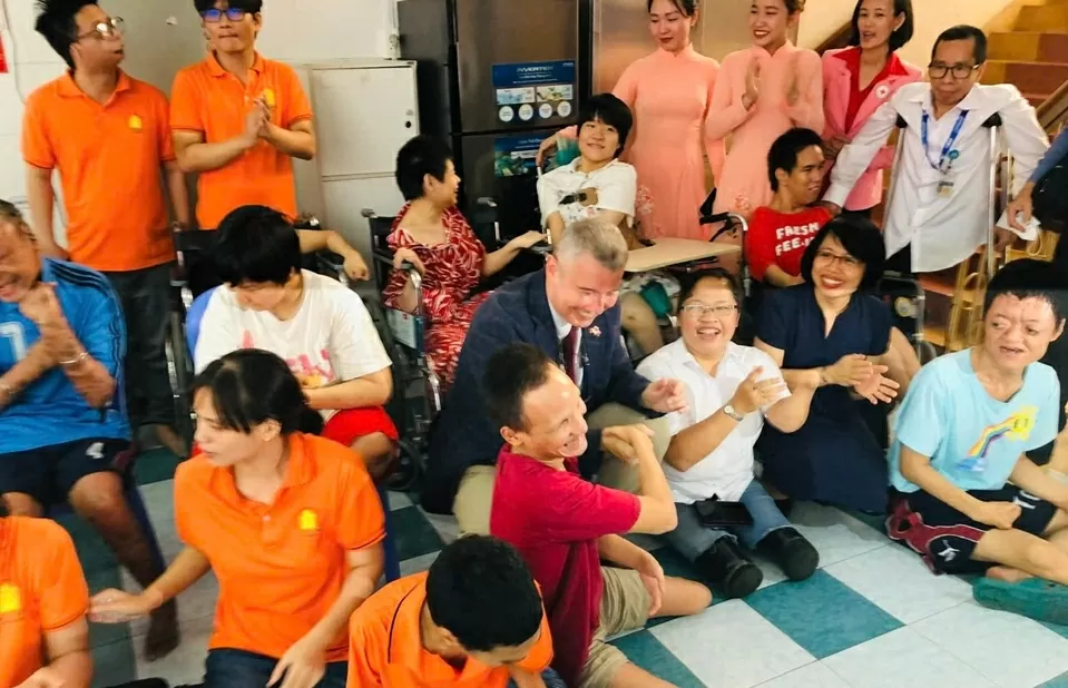 Đại sứ Karl Van Den Bossche thăm và tặng quà cho nạn nhân chất độc da cam tại TP. Hồ Chí Minh