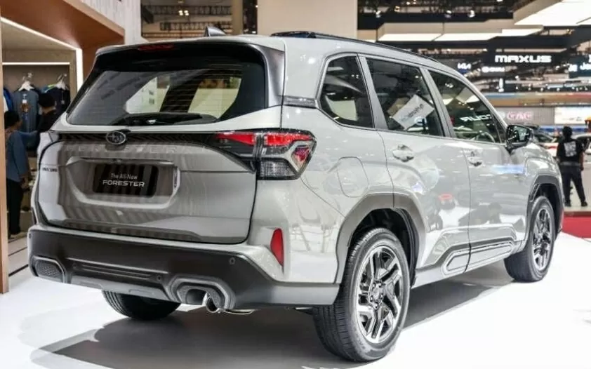 Ở phía sau, Subaru Forester 2025 ghi điểm nhờ cụm đèn hậu LED thiết kế góc cạnh Ở phía sau, Subaru Forester 2025 ghi điểm nhờ cụm đèn hậu LED thiết kế góc cạnh