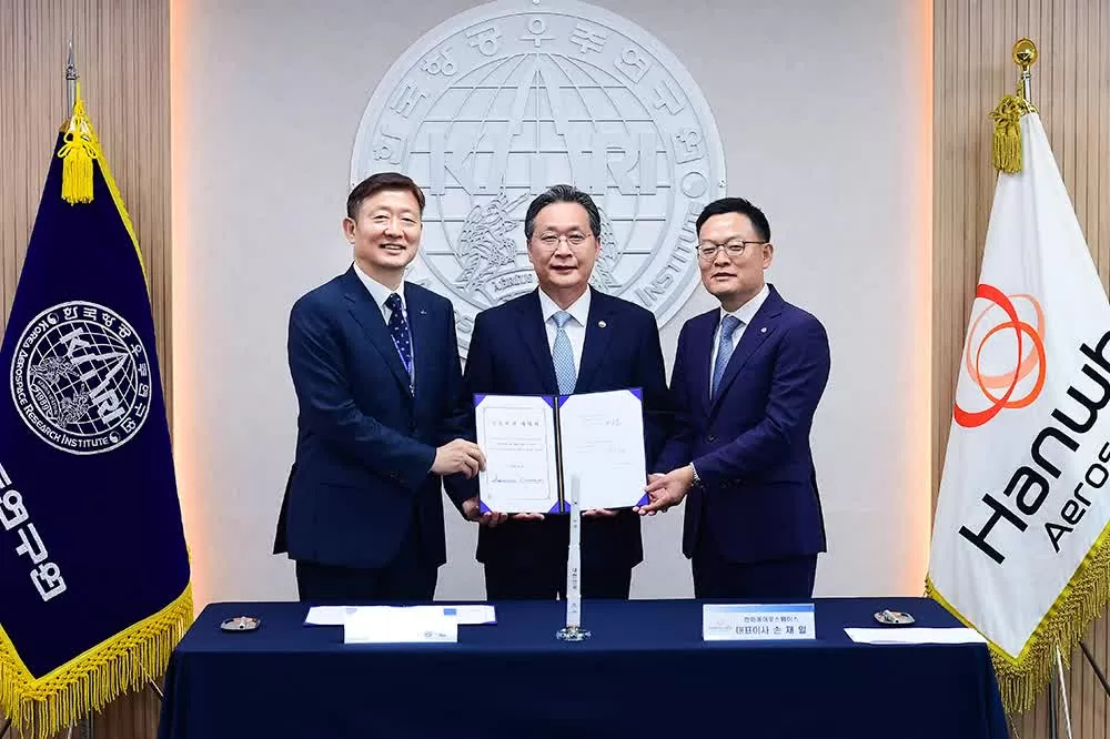 Chủ tịch kiêm Giám đốc điều hành Hanwha Aerospace, ông Son Jae-il (bên phải), Cục trưởng Cơ quan Vũ trụ Hàn Quốc (KASA), ông Yoon Young-bin (ở giữa), và Chủ tịch Viện Nghiên cứu Hàng không Vũ trụ Hàn Quốc (KARI), ông Lee Sang-chul (bên trái), tham dự lễ ký kết thỏa thuận chuyển giao công nghệ KSLV-II. Chủ tịch kiêm Giám đốc điều hành Hanwha Aerospace, ông Son Jae-il (bên phải), Cục trưởng Cơ quan Vũ trụ Hàn Quốc (KASA), ông Yoon Young-bin (ở giữa), và Chủ tịch Viện Nghiên cứu Hàng không Vũ trụ Hàn Quốc (KARI), ông Lee Sang-chul (bên trái), tham dự lễ ký kết thỏa thuận chuyển giao công nghệ KSLV-II.