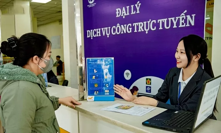 Người dân khi đến các đại lý dịch vụ công trực tuyến sẽ được nhân viên hỗ trợ tận tâm, hướng dẫn chi tiết từng bước thực hiện nhiều thủ tục hành chính. (Nguồn: Cổng TTĐT Hà Nội)