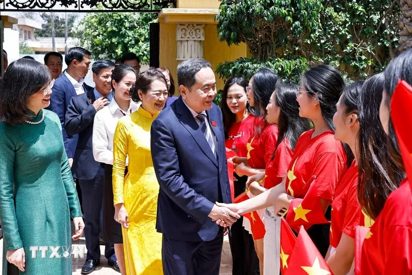 Chủ tịch Quốc hội Trần Thanh Mẫn và Phu nhân đến thăm, gặp gỡ cán bộ, nhân viên Đại sứ quán và cộng đồng người Việt Nam tại Maroc. (Nguồn: TTXVN)