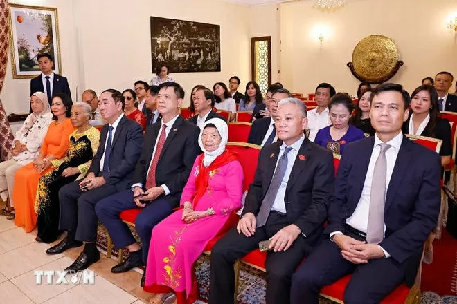 Chủ tịch Quốc hội Trần Thanh Mẫn và Phu nhân đến thăm, gặp gỡ cán bộ, nhân viên Đại sứ quán và cộng đồng người Việt Nam tại Maroc. Đại biểu dự buổi gặp gỡ. (Nguồn: TTXVN) Chủ tịch Quốc hội Trần Thanh Mẫn và Phu nhân đến thăm, gặp gỡ cán bộ, nhân viên Đại sứ quán và cộng đồng người Việt Nam tại Maroc. Đại biểu dự buổi gặp gỡ. (Nguồn: TTXVN)