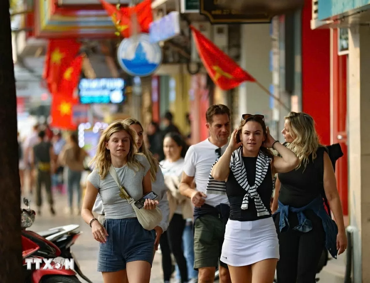 Du khách tham quan Hà Nội. (Nguồn: TTXVN)