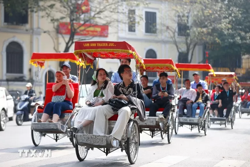 Du khách tham quan Hà Nội. (Nguồn: TTXVN)